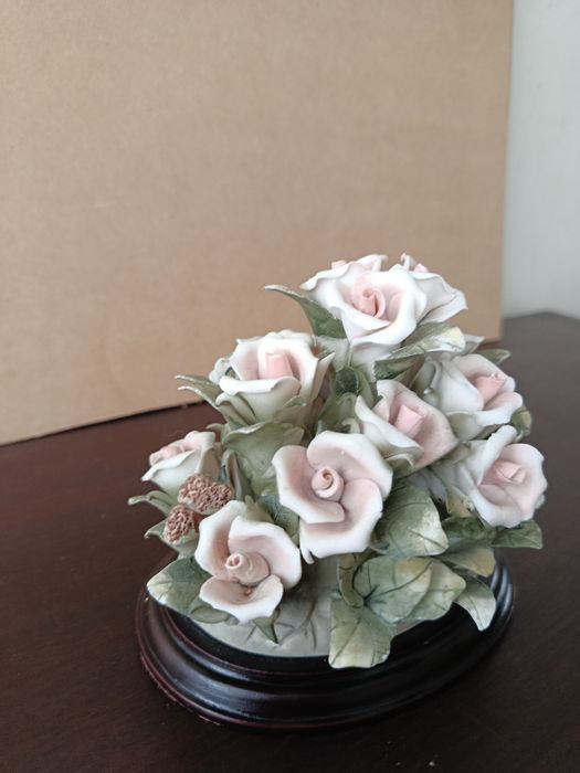 Arranjo de flores de porcelana estilo capodimonte