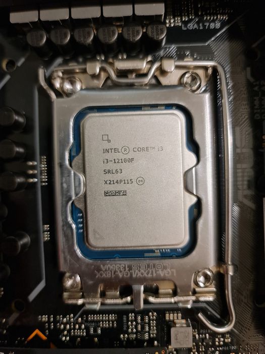 Процессор Intel Core i3-12100f
