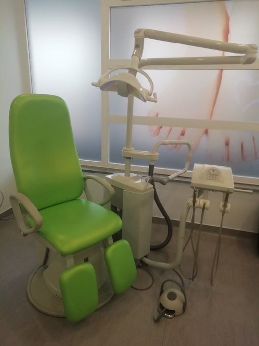 Cadeira de podologia e equipamento para palmilhas