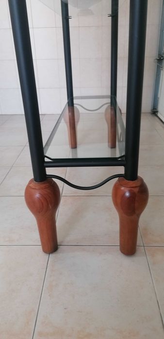 Estante com prateleiras de vidro