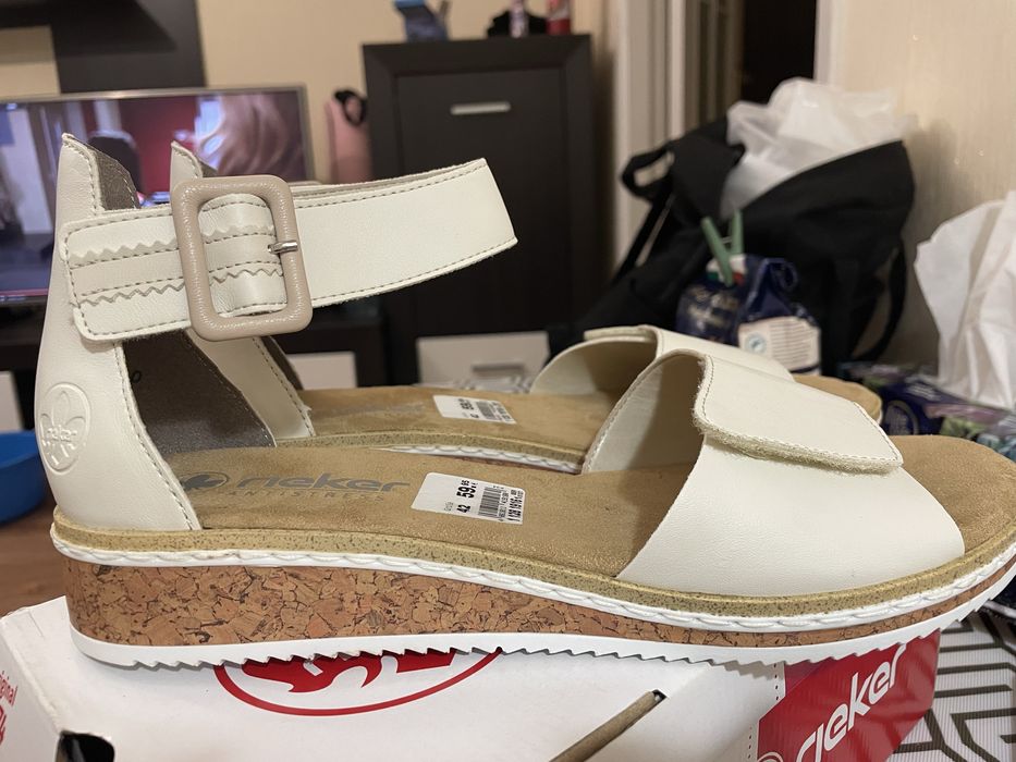 Жіночі сандалі.