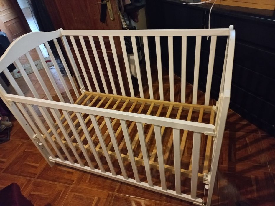 Berço branco como novo, com colchão