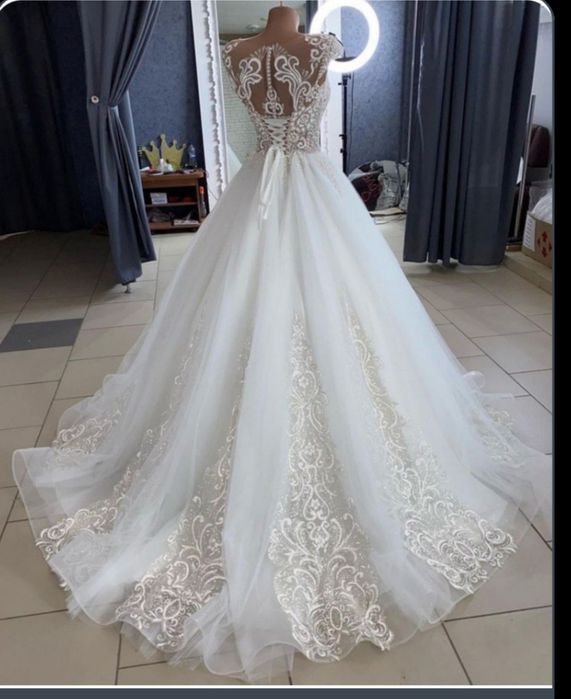 Весільна сукня та туфлі