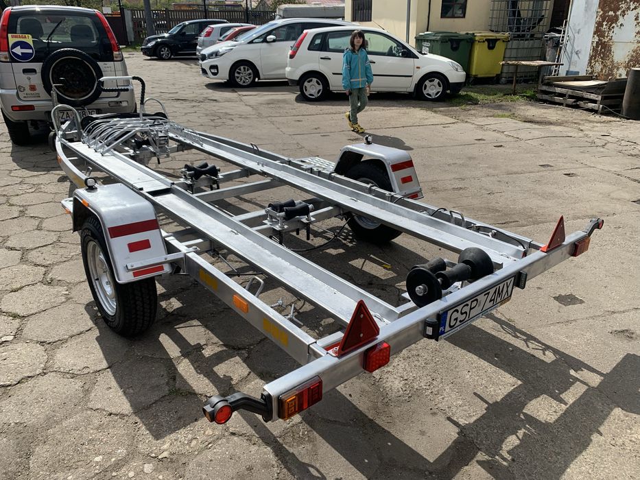 Przyczepa z hamulcem najazdowym podłodziowa lub motocyklowa
