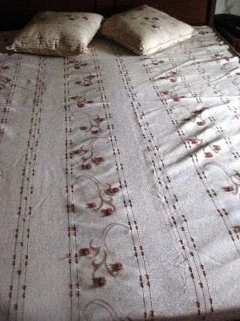 Colcha em Tecido Trabalhado em tom cru e flores rosa com 2 Almofadas