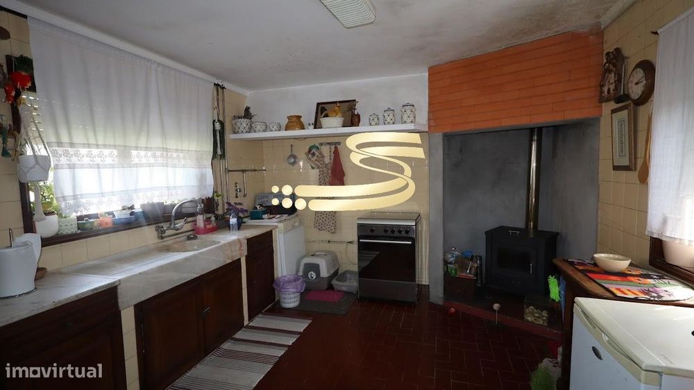 Moradia com anexos, garagem e excelente área de terreno