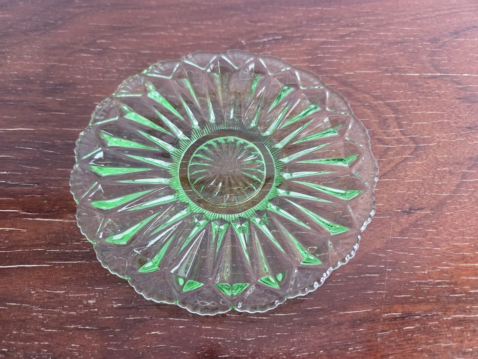 Copo e prato em vidro verde antigo