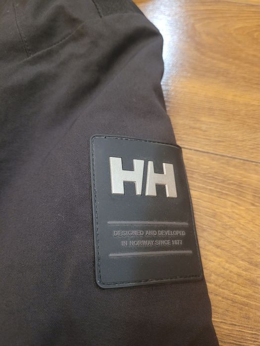Czarna parka Helly Hansen gorpcore streetwear