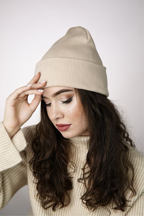 Однотонна подвійна шапка з відворотом, є багато кольорів