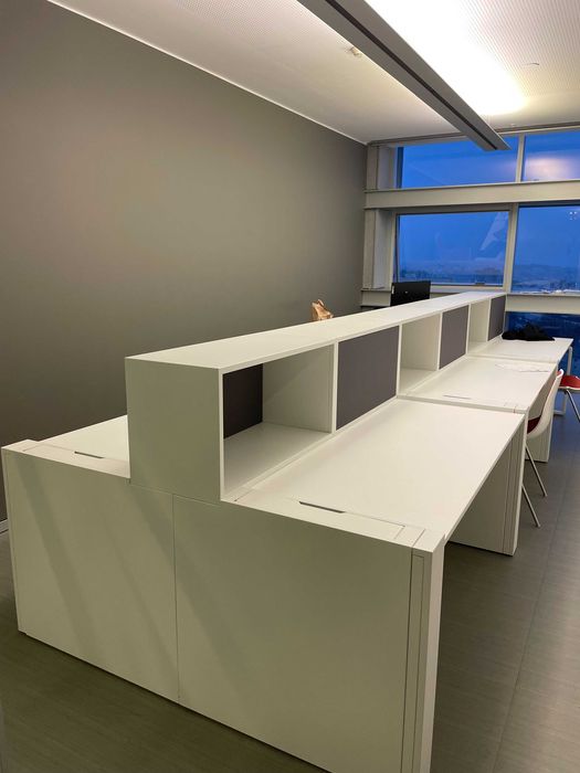 Ilha com 6 postos de trabalho da FAMO e 6 cadeiras também da FAMO