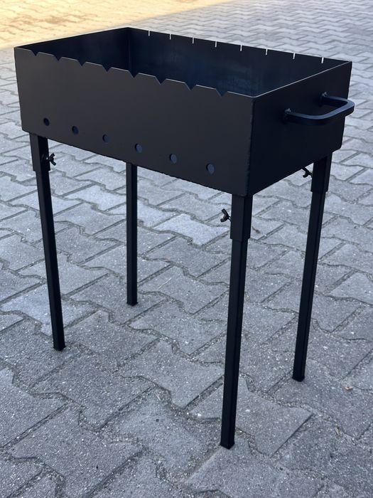 Składany grill na 8 szaszłyków.
