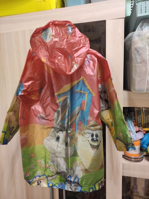 Дождевик на девочку с крупным рисунком.