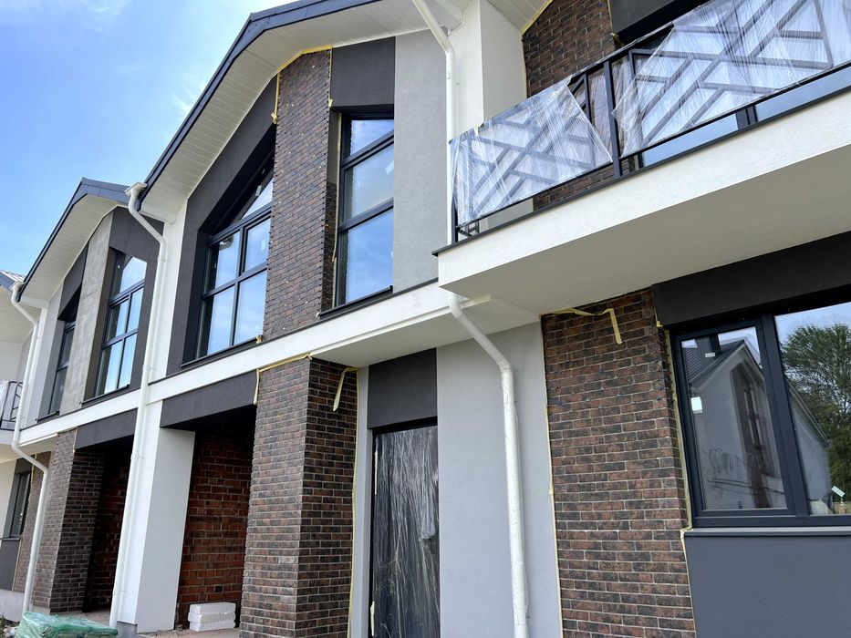 Продається дуплекс площею 142м2 з гаражем та ділянкою