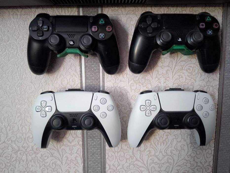 Тримачі для геймпадів\консолей PlayStation \ Xbox + кишені для HDD