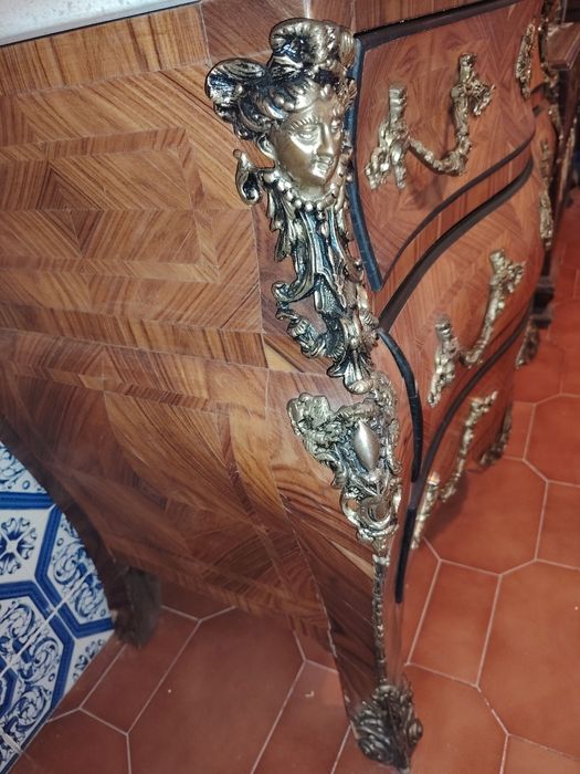Cómoda Estilo Luis XV com Aplicações em Bronze