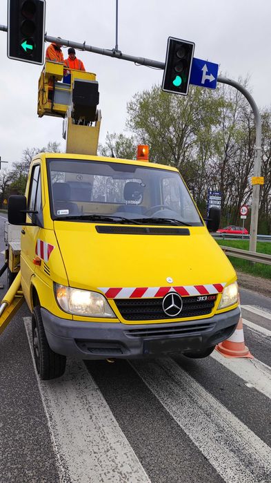 Podnośnik koszowy zwyżka wynajem usługi 22m Wrocław wysięgnik