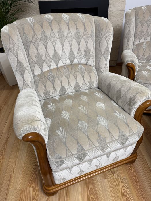 Zestaw kanapa, stół i dwa fotele