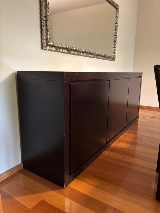 Sala completa - mesa extensível, sofá, aparador, puffs, candeeiros, quadro (Maia)