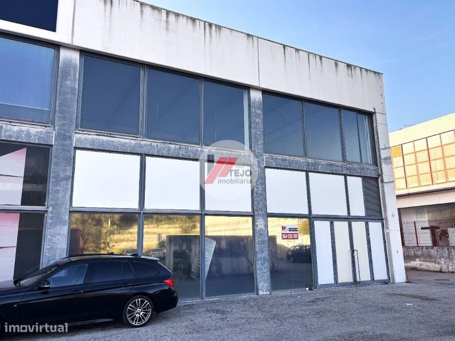 Arrenda I Armazém I 141 m2 I Qta das Rebelas