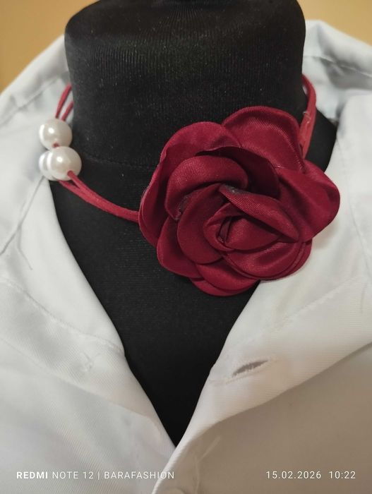 Pięny choker z perełkami i czerwoną różą