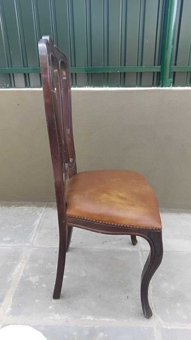 Conjunto de quatro cadeiras com um design clássico e elegante