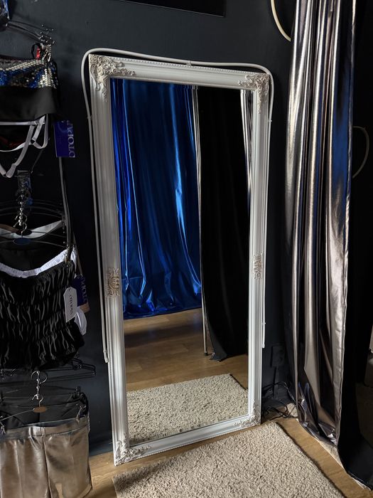 Дзеркало  білого кольору