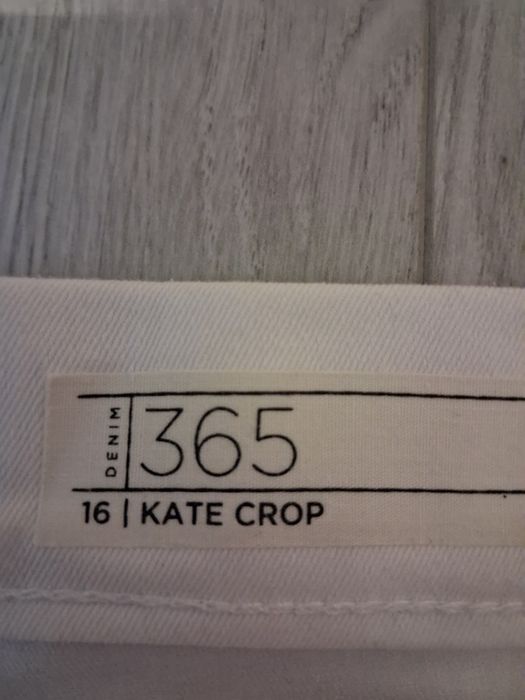 Białe spodenki 44