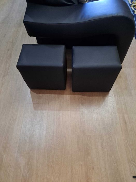 Sofá chaise longue pretos com 3 assentos e 2 bancos removíveis