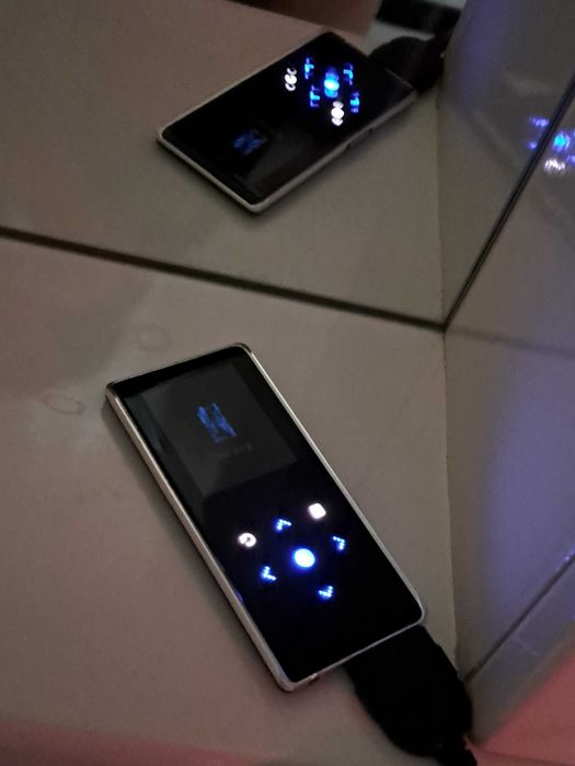 MP3-плеер Samsung с зарядкой и наушниками