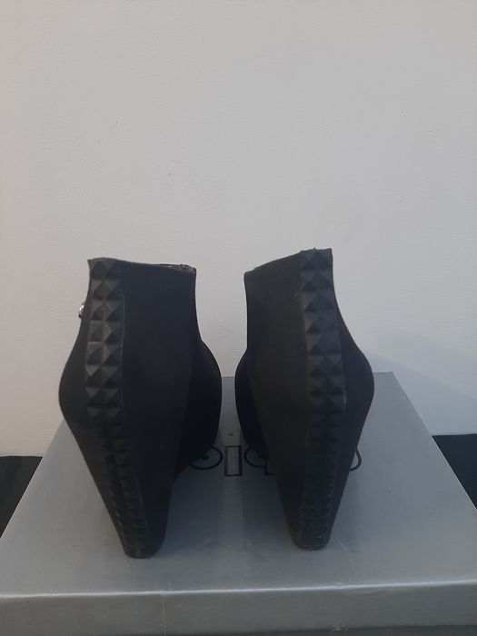 Botins em camurça com cunha 36