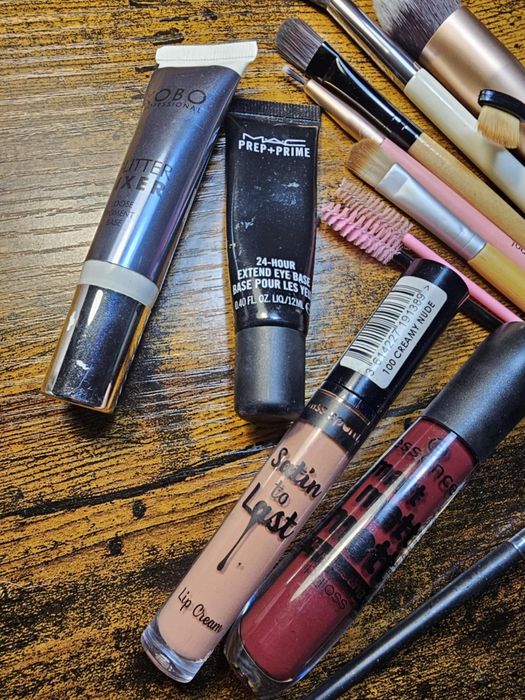 Zestaw kosmetyków. Mac, kobo, douglas. Pędzle, baza, pomadka