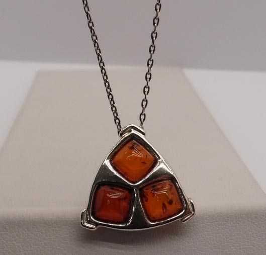 Srebrna zawieszka trójkąt z kwadratowymi bursztynami