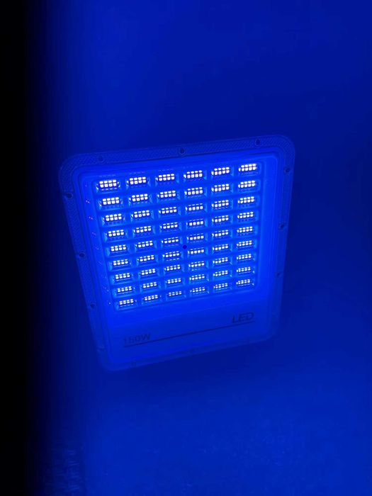 Zestaw 2 halogenów reflektorów ledów ze światłem UV i pałąkiem - mocny efekt fluorescencji w świetnej cenie