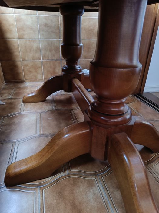 Mesa oval extensível em cerejeira