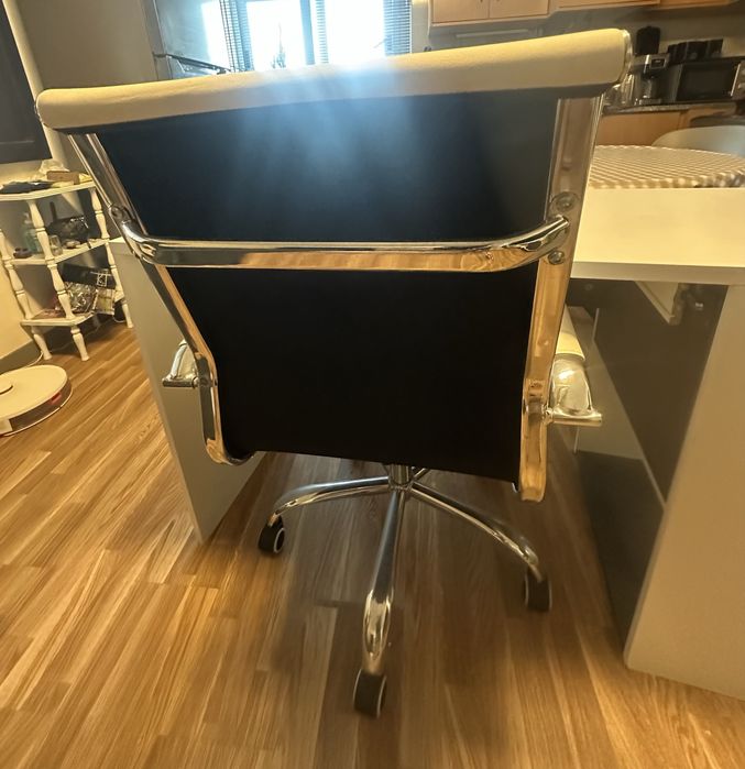 Vendo secretaria com cadeira.