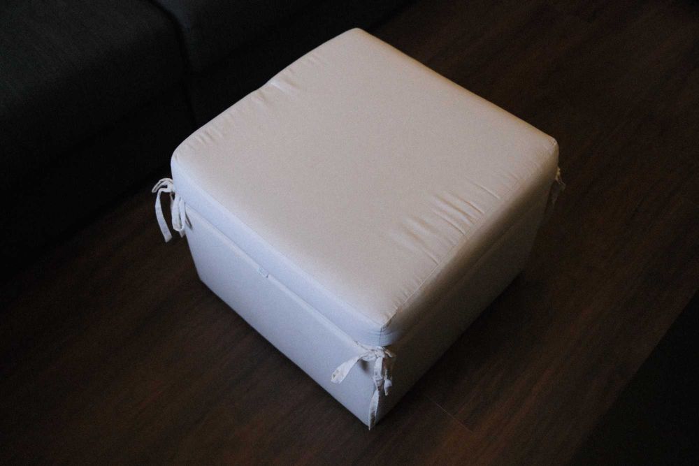 Puff / Apoio de Pés Estofado (50x50cm) – Bege / Creme