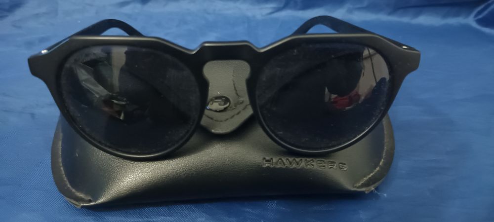 Óculos são do modelo Hawkers Warwick