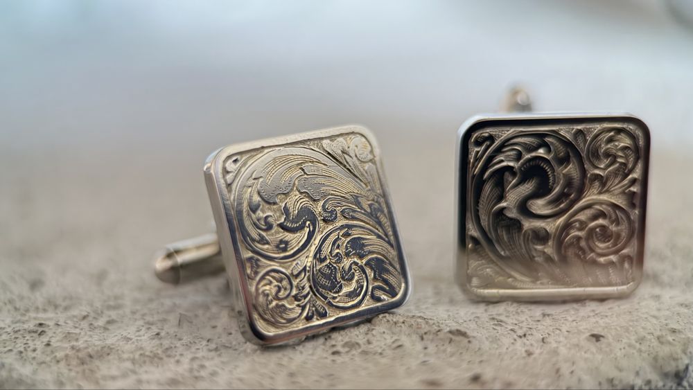 Spinki do mankietów. Ręczny grawerunek