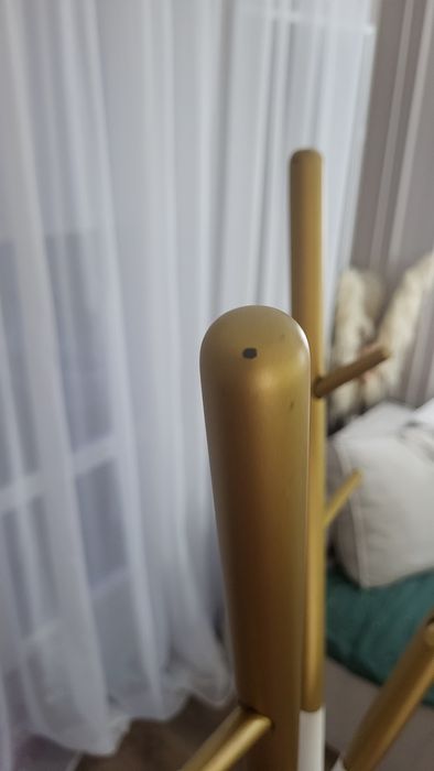 Вішалка золотого кольору