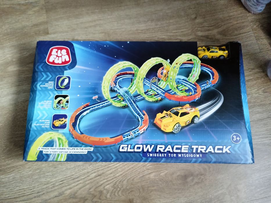 Świecący tor wyścigowy elefun