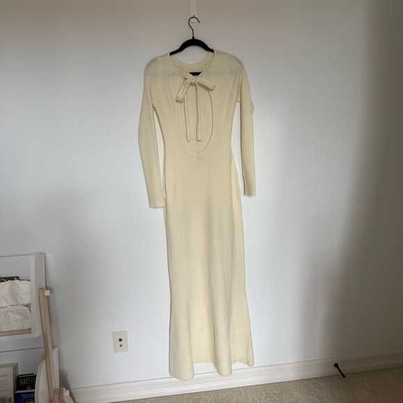 В'язана сукня з вирізом на спині від бренду meshki