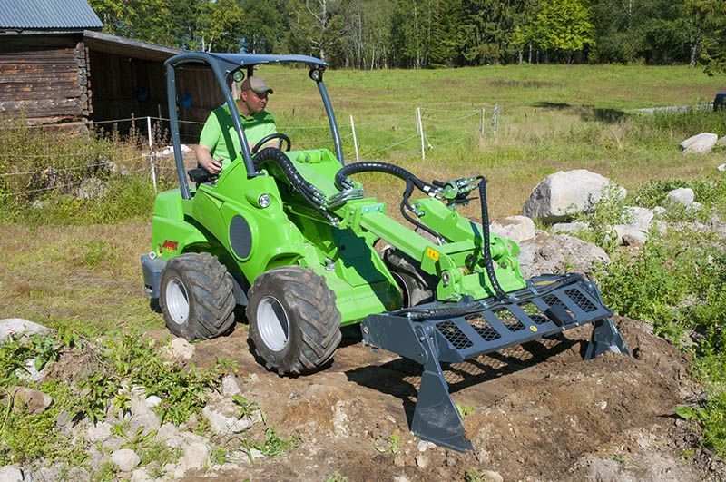 Zakładanie trawników - równanie i niwelacja terenu - prace ziemne