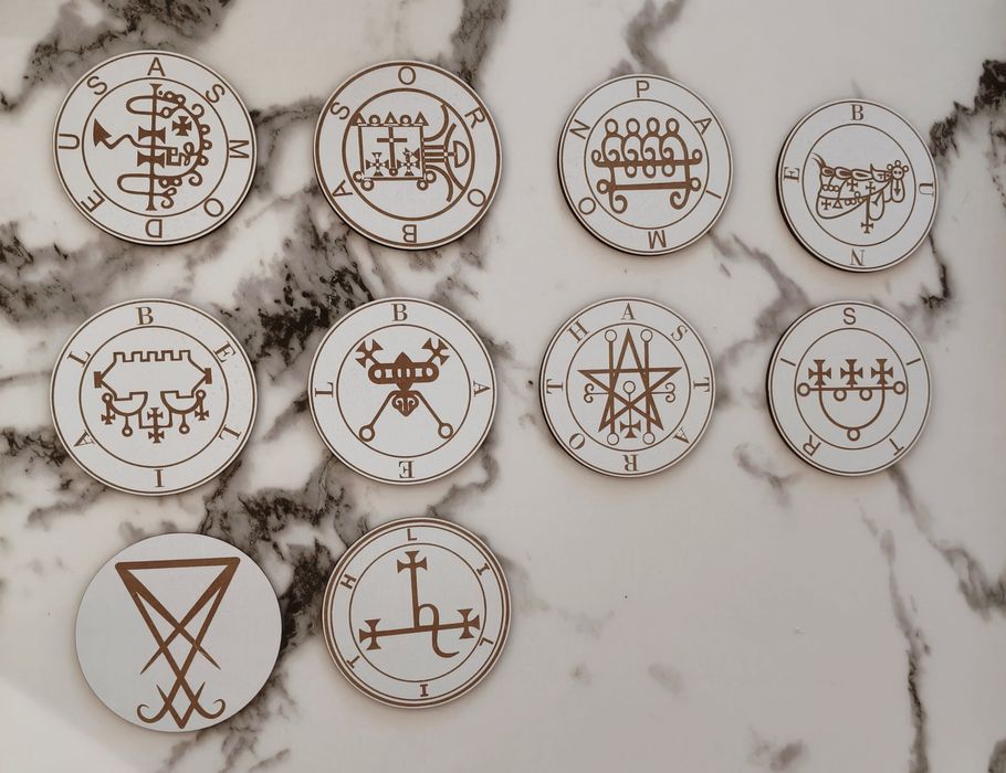 Sigilos de Goetia em MDF com suporte incluído!