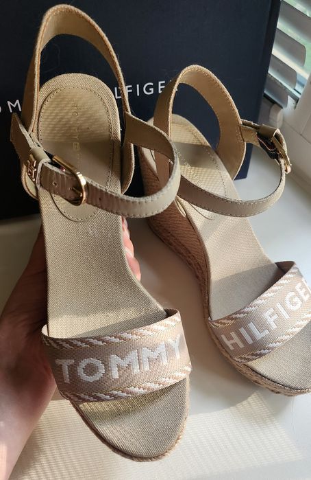 Продам босоніжки tommy hilfiger