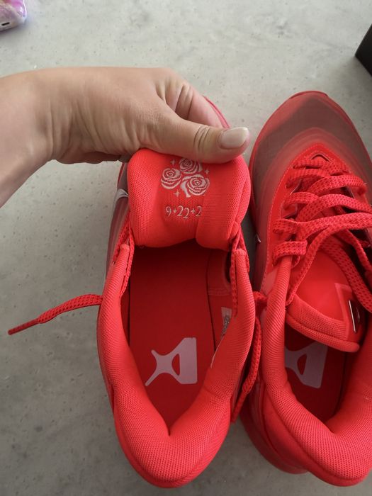 Нові кросівки Nike