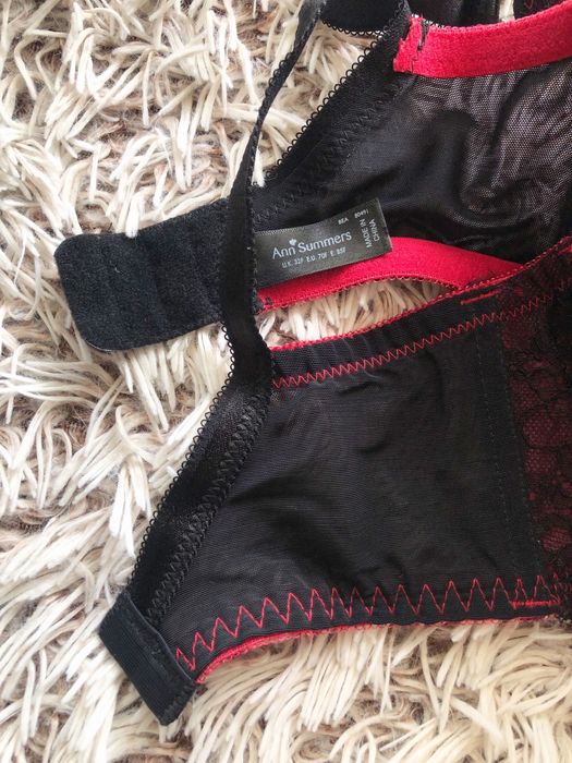 Шикарный бюстгальтер в черно-красном цвете от Ann Summers