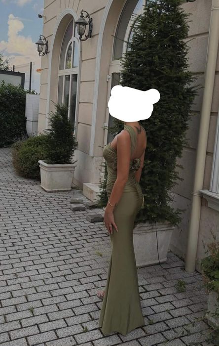 Oliwkowa sukienka z odkrytymi plecami obcisła na wesele studniówkę