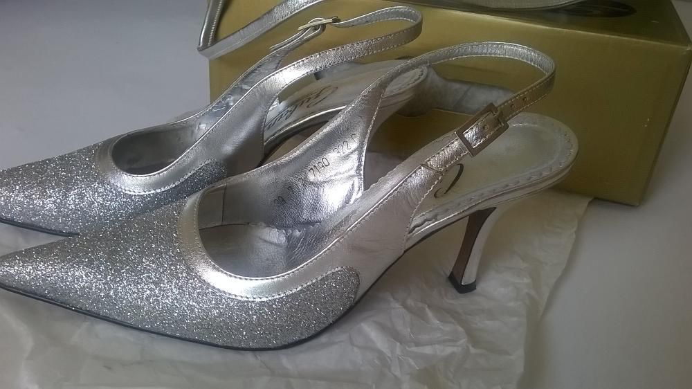 Conjunto elegante mala e stilettos prata glitter