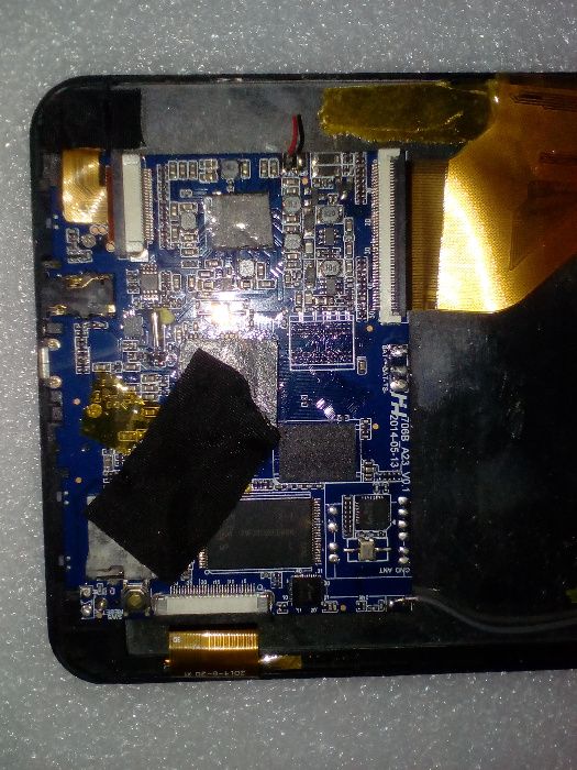 Планшет Bravis не раб.