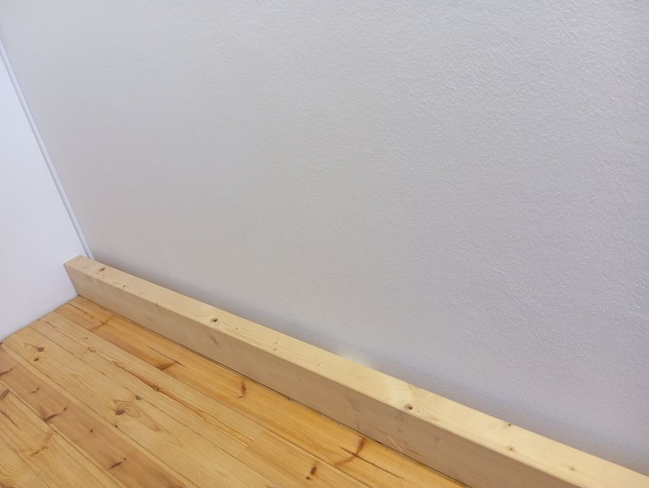 Viga  de madeira de pinho  nova em venta.